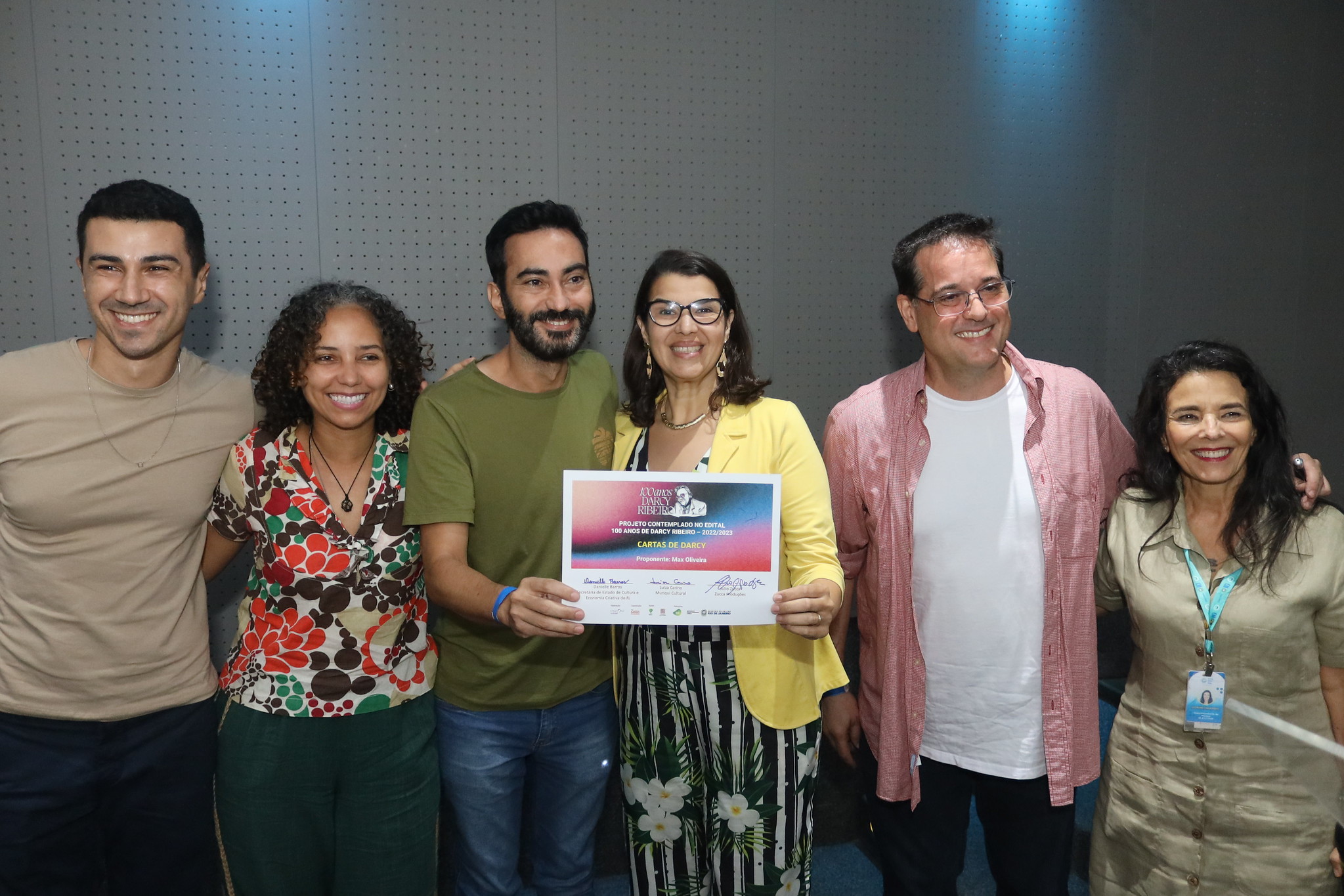 Max Oliveira e grupo Poeira da História recebendo o certificado / Foto: Leonardo Ferraz